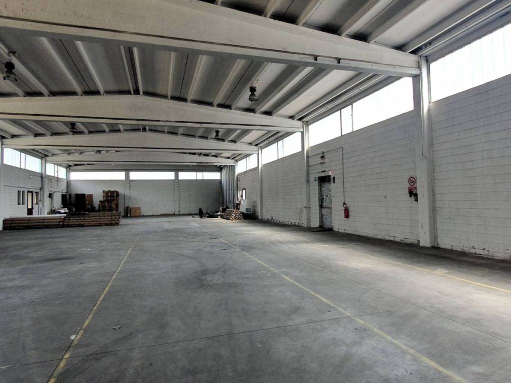 locale commerciale in vendita a Trezzo sull'Adda