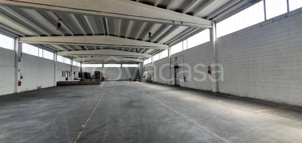 locale commerciale in vendita a Trezzo sull'Adda