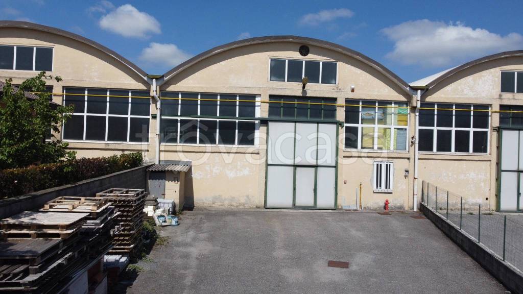 locale commerciale in vendita a Trezzo sull'Adda