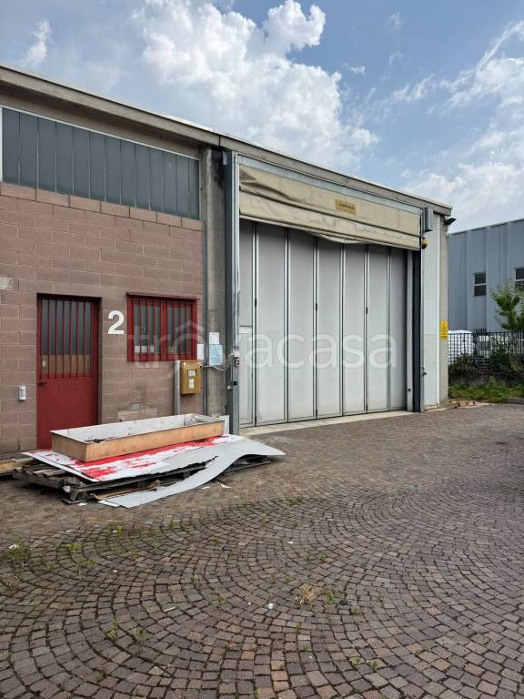 locale commerciale in vendita a Trezzo sull'Adda