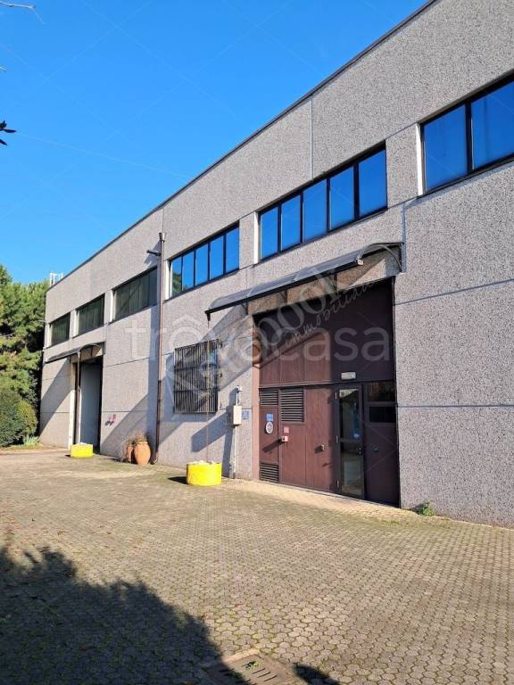 locale commerciale in vendita a Trezzo sull'Adda