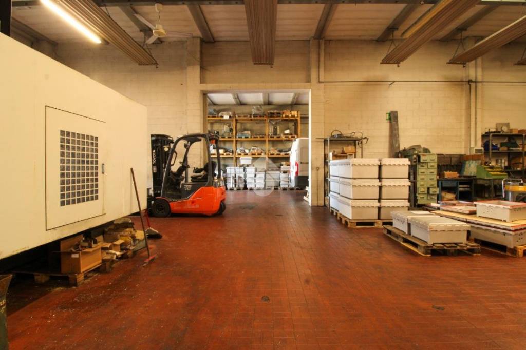 locale commerciale in vendita a Trezzo sull'Adda