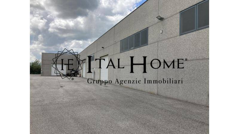 locale commerciale in vendita a Trezzo sull'Adda