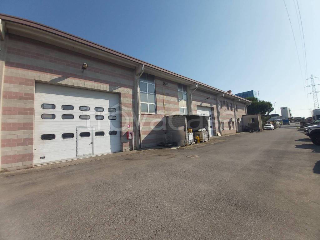 locale commerciale in vendita a Trezzo sull'Adda