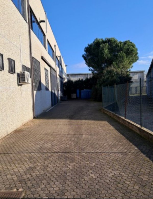 capannone in vendita a Trezzo sull'Adda