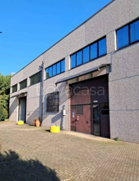 locale di sgombero in vendita a Trezzo sull'Adda