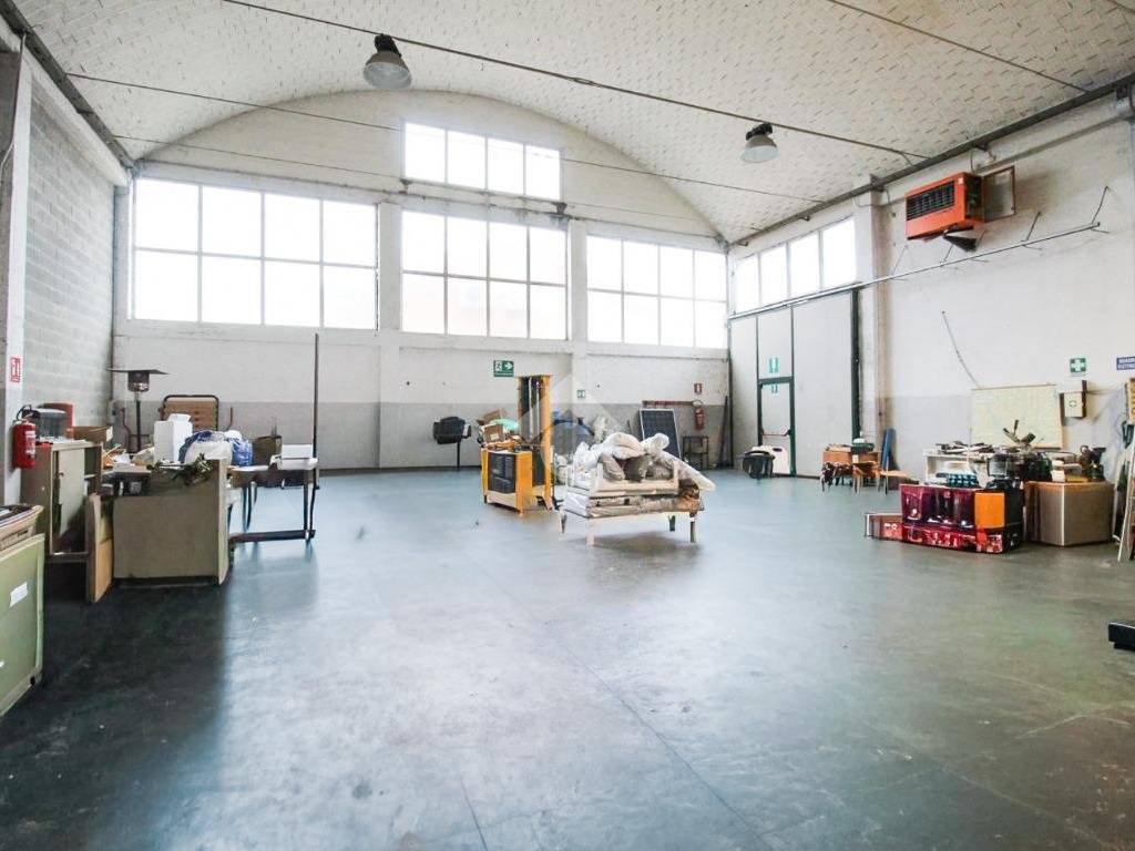 locale commerciale in vendita a Trezzo sull'Adda