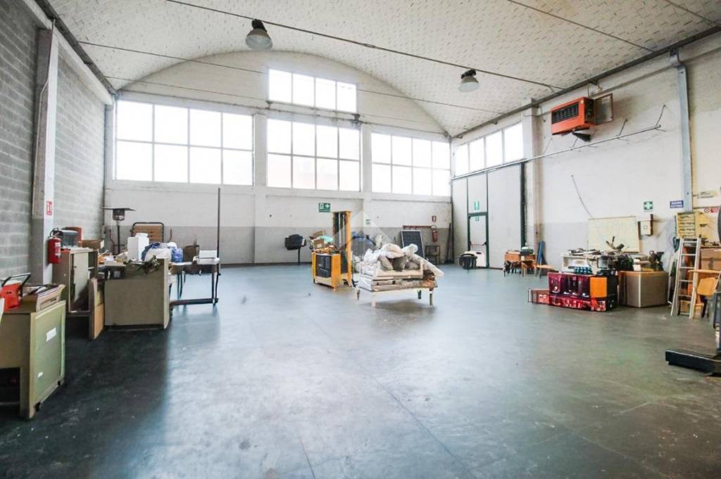 locale commerciale in vendita a Trezzo sull'Adda