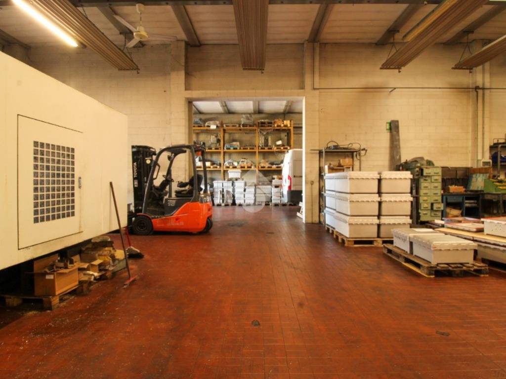 locale commerciale in vendita a Trezzo sull'Adda