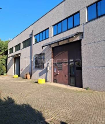 locale commerciale in vendita a Trezzo sull'Adda