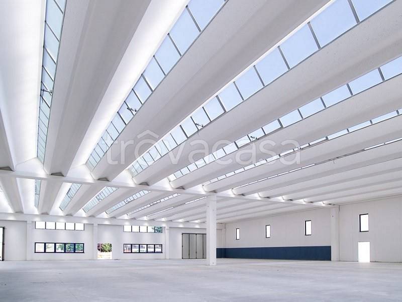locale commerciale in vendita a Trezzo sull'Adda