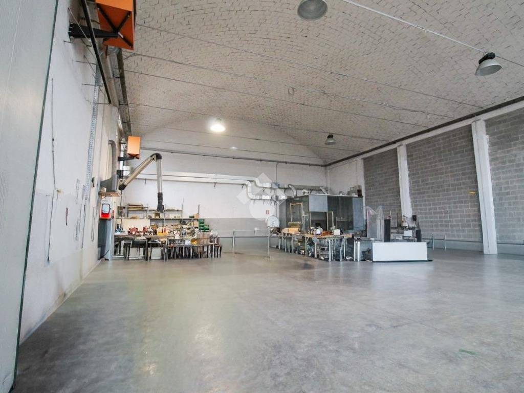 locale commerciale in vendita a Trezzo sull'Adda in zona Concesa