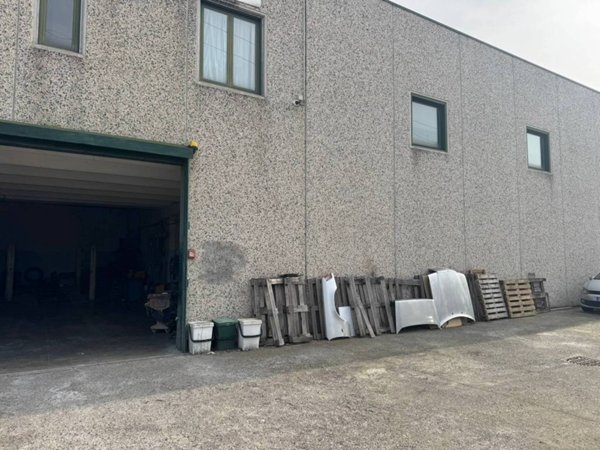 locale commerciale in vendita a Trezzo sull'Adda