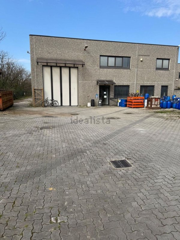 capannone in vendita a Trezzo sull'Adda