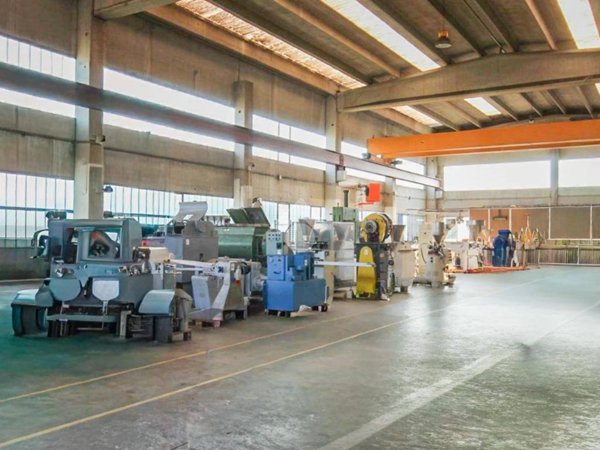 locale commerciale in vendita a Trezzo sull'Adda