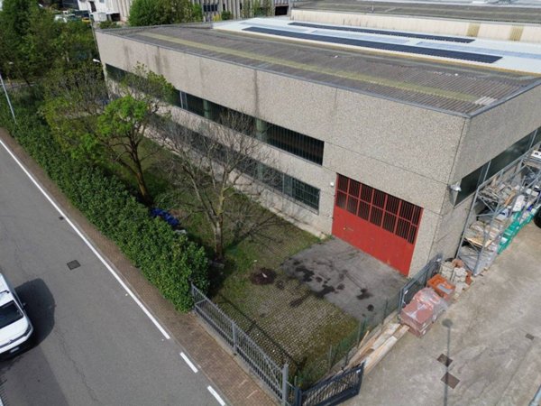 locale commerciale in vendita a Trezzo sull'Adda