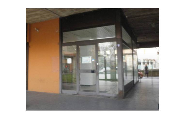 negozio in vendita a Trezzo sull'Adda in zona Concesa