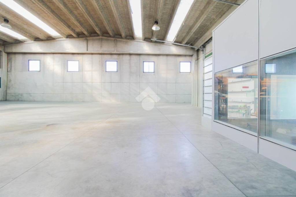 locale commerciale in vendita a Tribiano