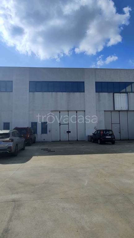 locale commerciale in vendita a Tribiano