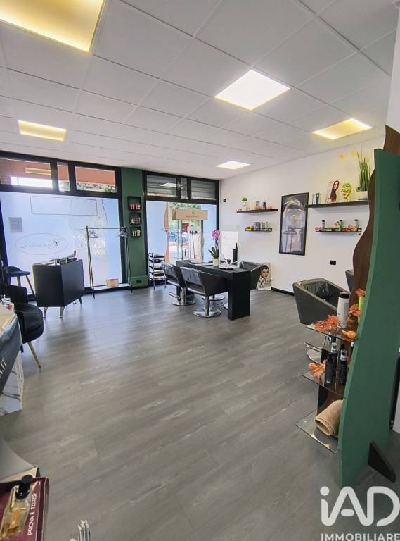 negozio in vendita a Tribiano