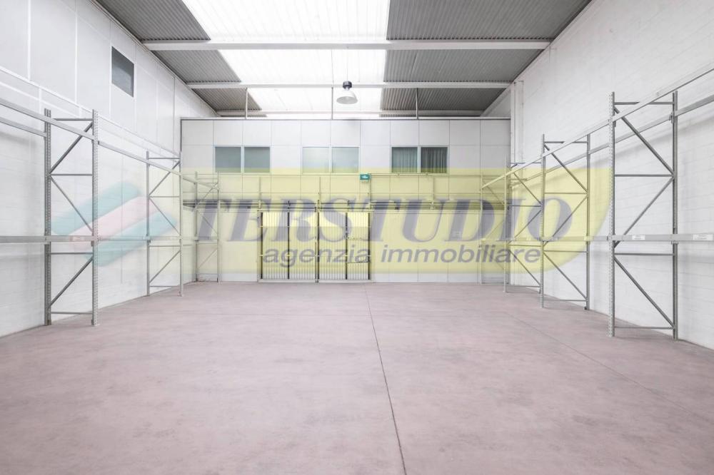 capannone in vendita a Tribiano