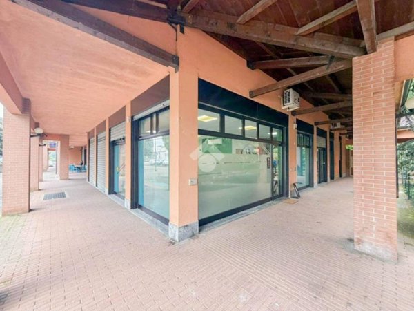 negozio in vendita a Tribiano