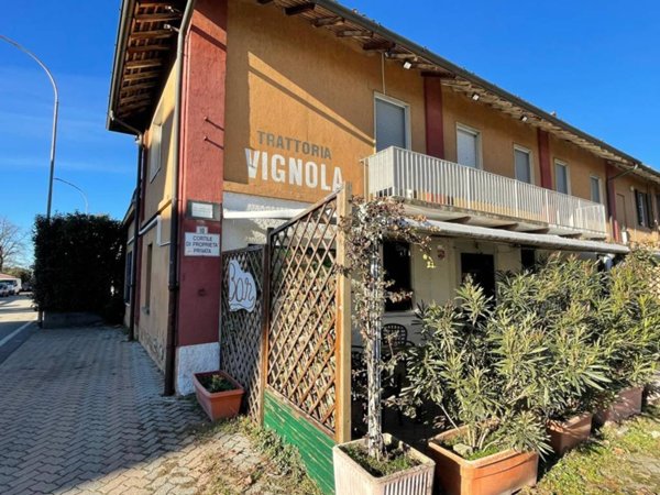 intera palazzina in vendita a Truccazzano in zona Corneliano Bertario
