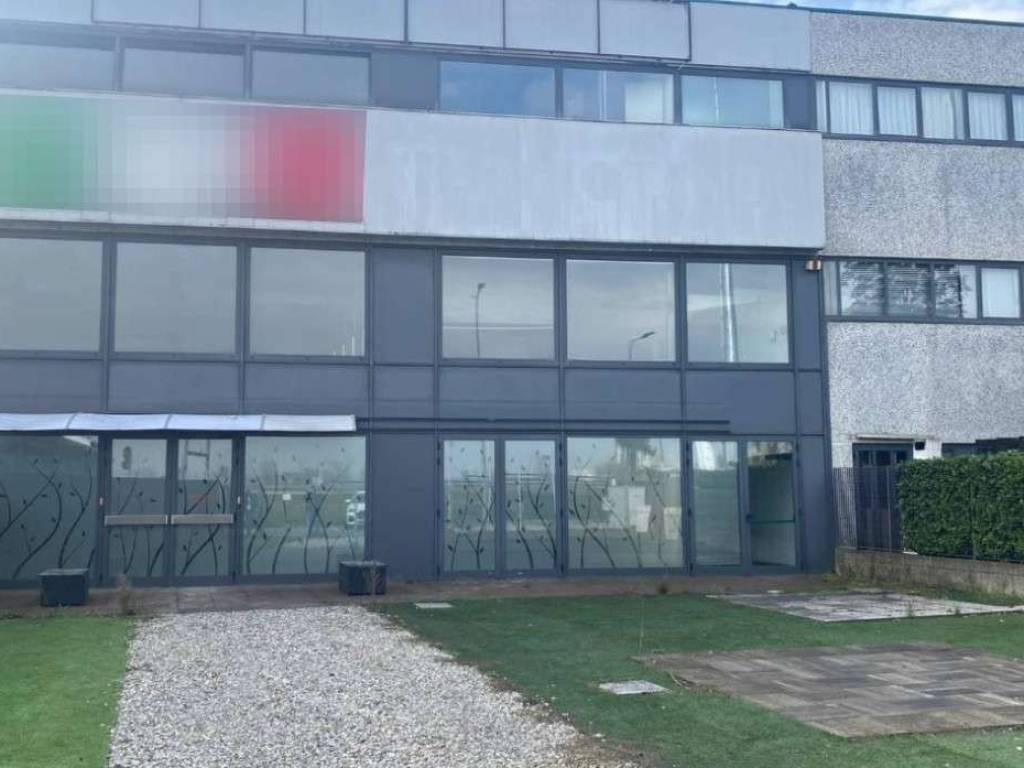 negozio in vendita a Truccazzano in zona Cavaione
