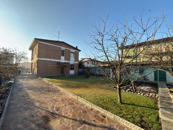 casa indipendente in vendita a Truccazzano in zona Corneliano Bertario