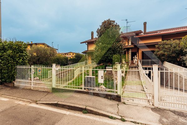 casa indipendente in vendita a Truccazzano in zona Albignano