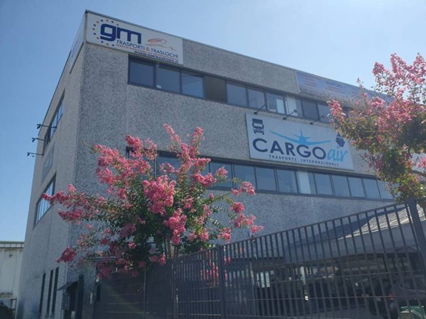 locale commerciale in vendita a Truccazzano in zona Cavaione