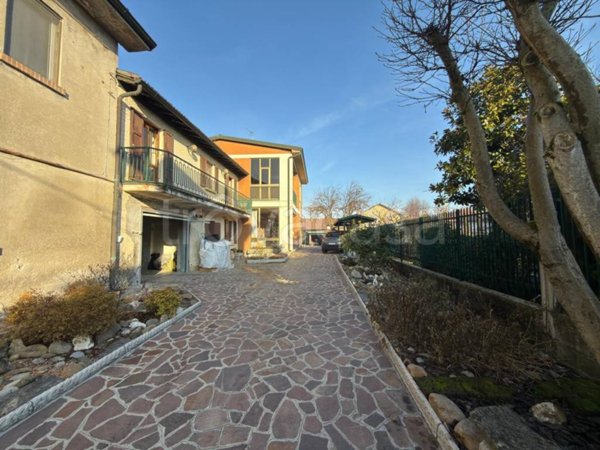 casa indipendente in vendita a Truccazzano in zona Corneliano Bertario