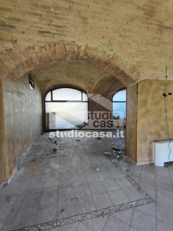 negozio in vendita a Truccazzano in zona Albignano