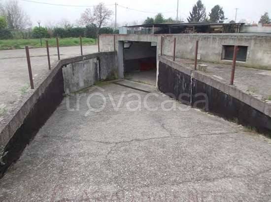locale commerciale in vendita a Truccazzano in zona Cavaione