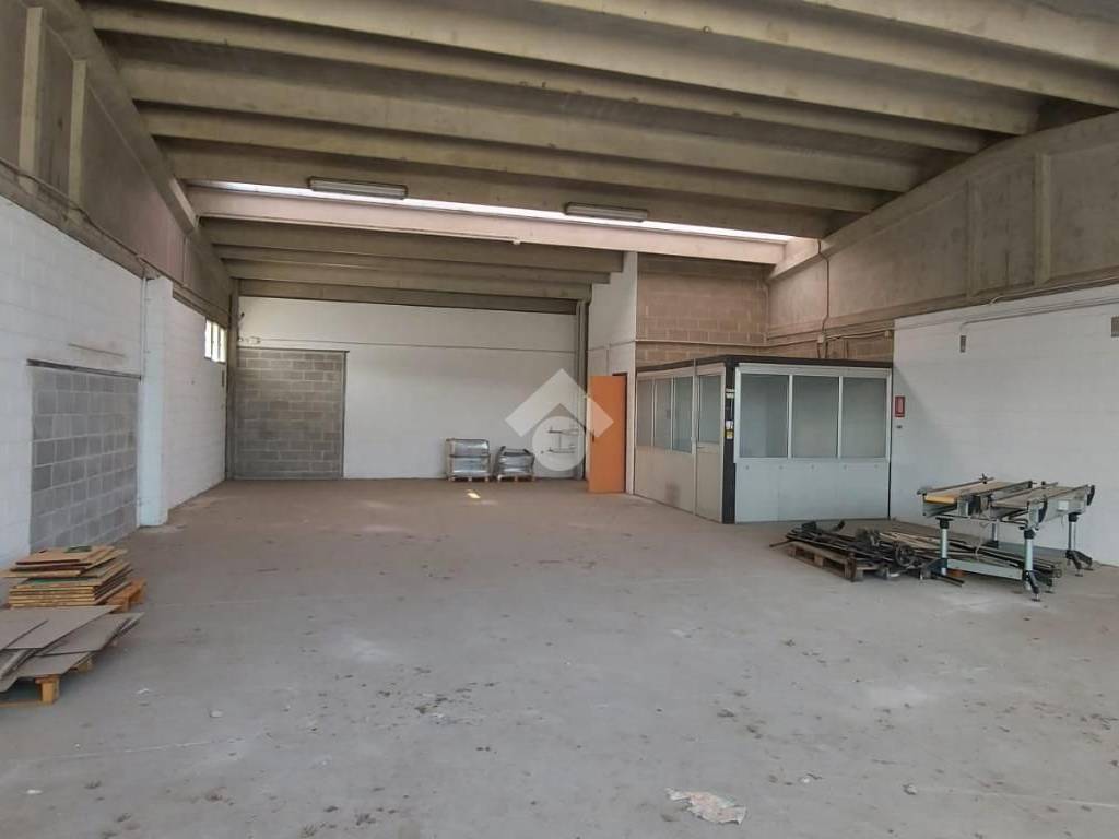 locale commerciale in vendita a Turbigo