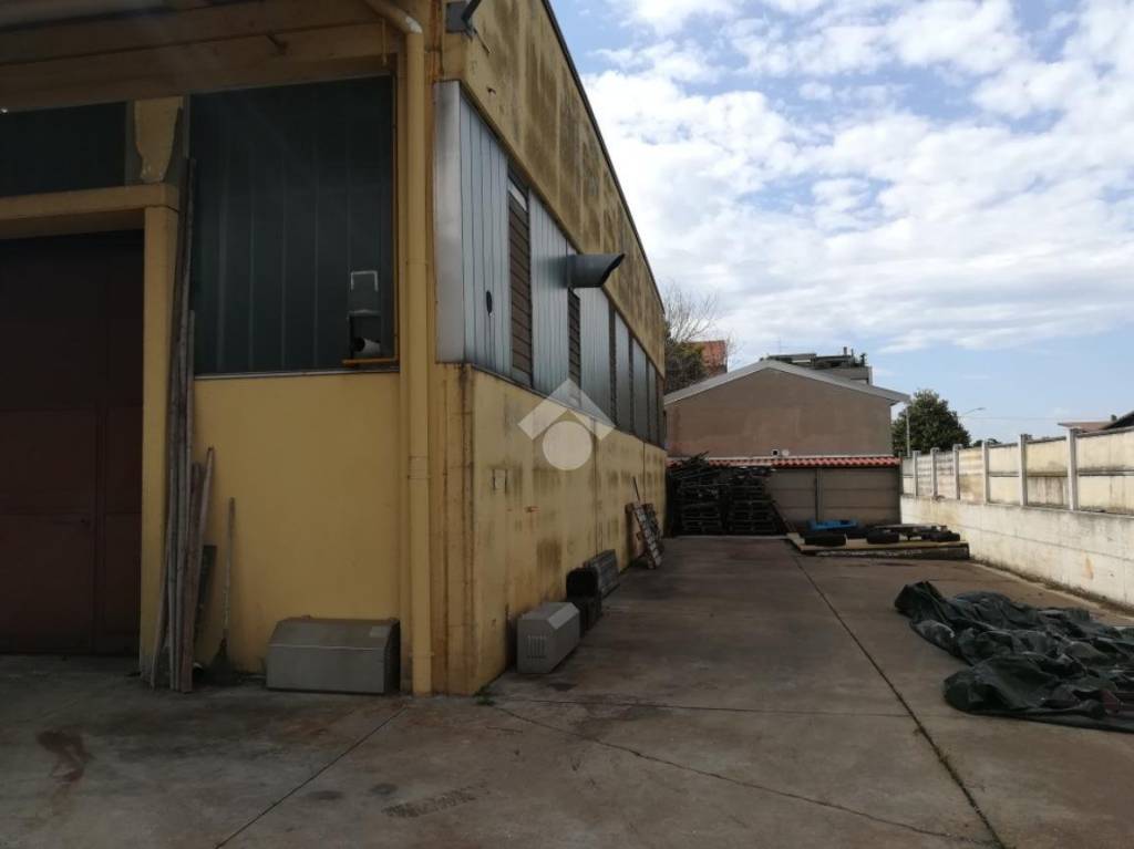 locale commerciale in vendita a Turbigo