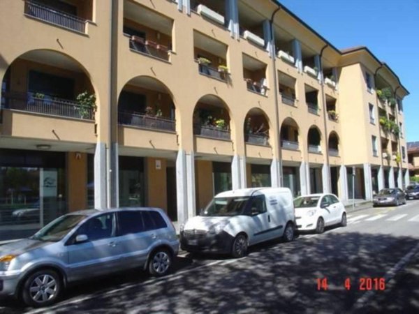 locale commerciale in vendita a Vanzago