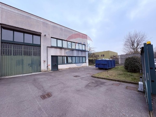 locale commerciale in vendita a Vanzago