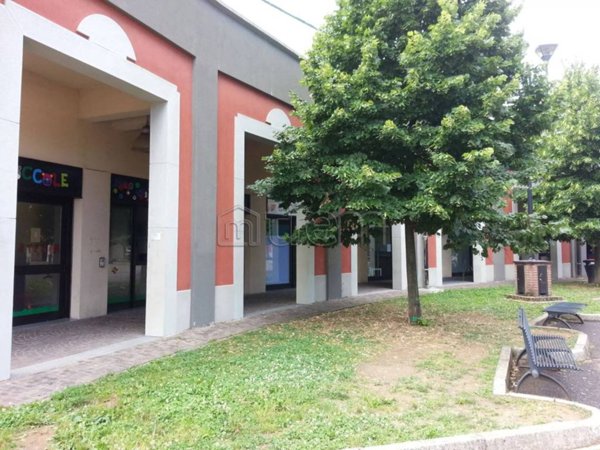 negozio in vendita a Vanzago in zona Filanda