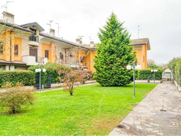 casa indipendente in vendita a Vanzago in zona Mantegazza
