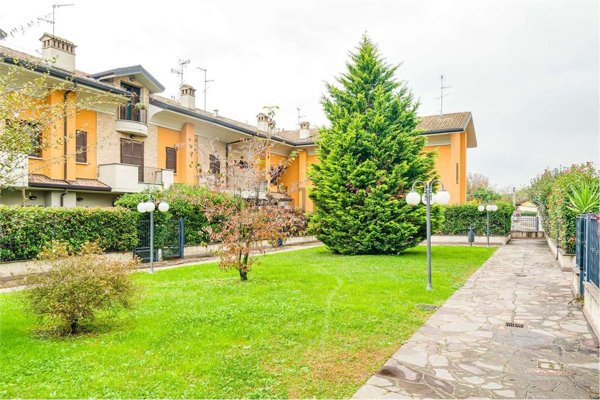 casa indipendente in vendita a Vanzago in zona Mantegazza