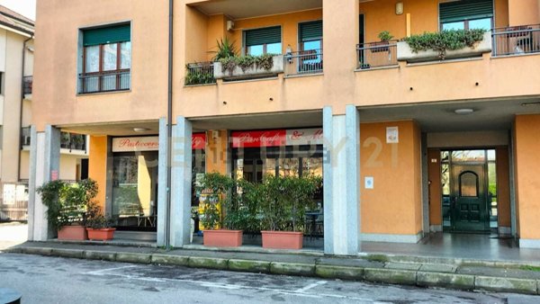 locale commerciale in vendita a Vanzago