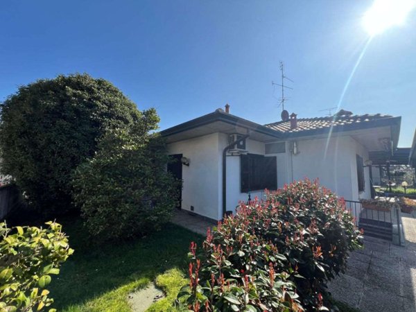 casa indipendente in vendita a Vanzago