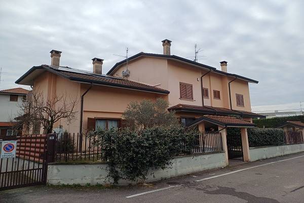 casa indipendente in vendita a Vanzago in zona Mantegazza