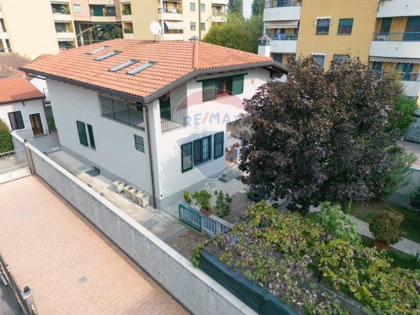 casa indipendente in vendita a Vanzago
