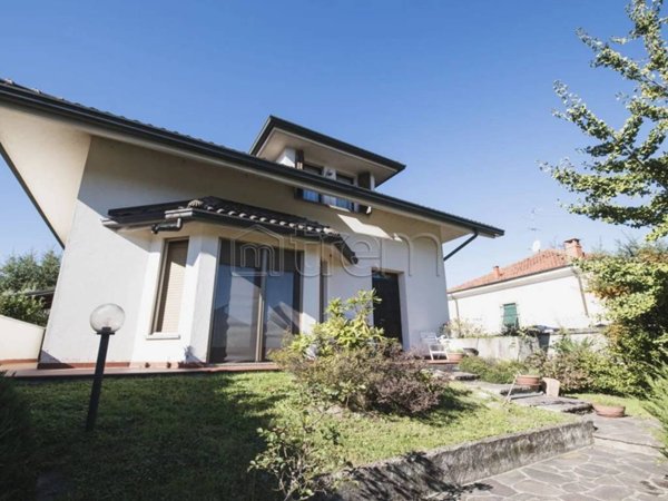 casa indipendente in vendita a Vanzago