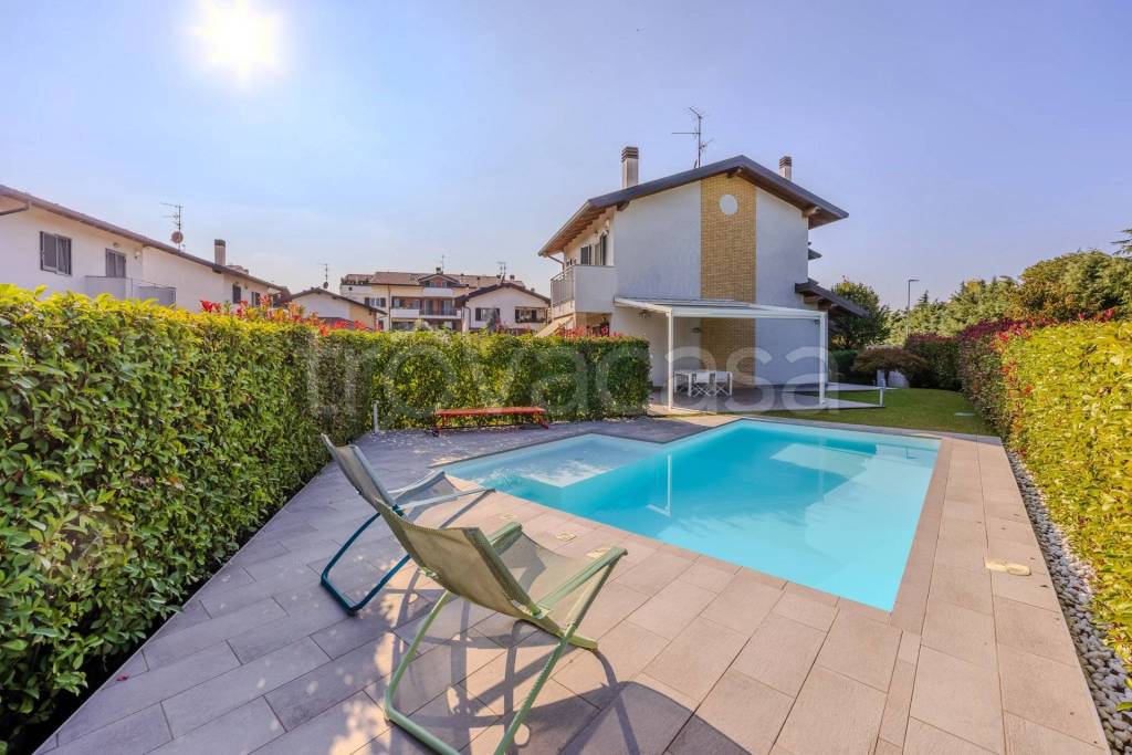 casa indipendente in vendita a Vanzago