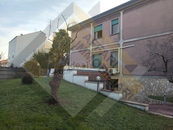 casa indipendente in vendita a Vanzago