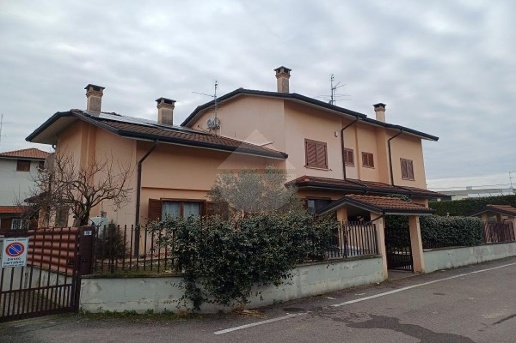 casa indipendente in vendita a Vanzago