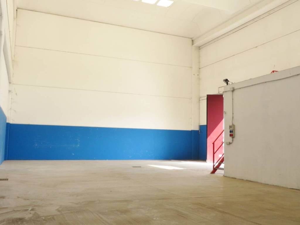 locale commerciale in vendita a Vanzago